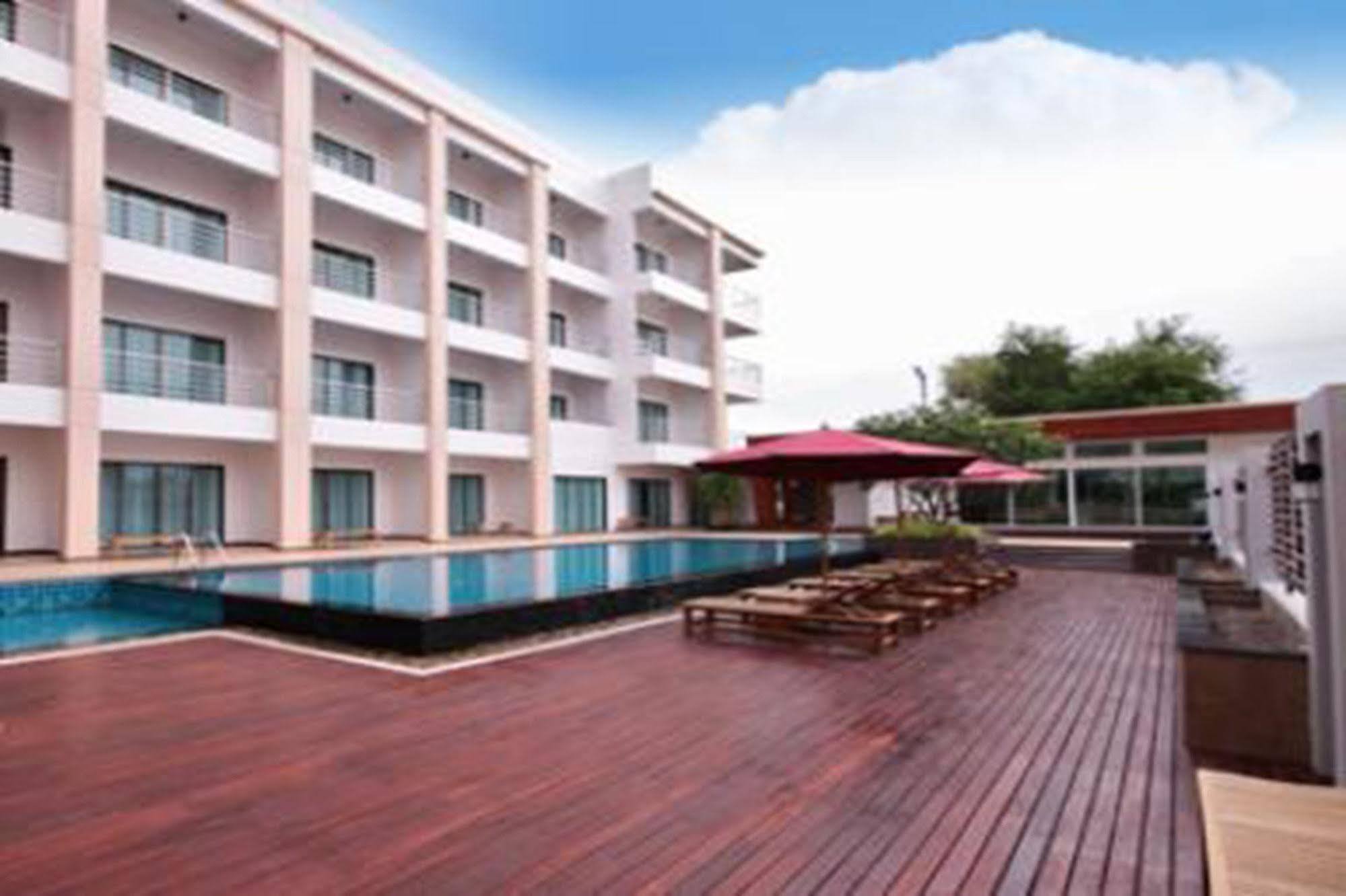 Paragon Suites Resort Jomtien Beach Exterior photo